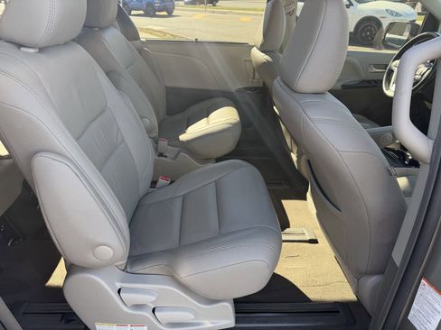 Used 2017 Toyota Sienna XLE Premium image 18