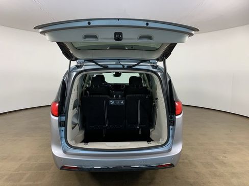 Used 2020 Chrysler Pacifica Touring w/ Advanced Safetytec Group FWD image 12