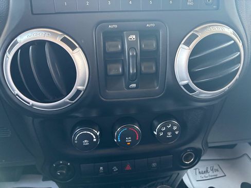 Used 2013 Jeep Wrangler Unlimited Sahara w/ Connectivity Group AWD/4WD image 21