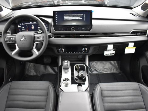New 2025 Mitsubishi Outlander SE image 13