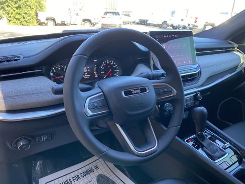 Used 2024 Jeep Compass Latitude image 17