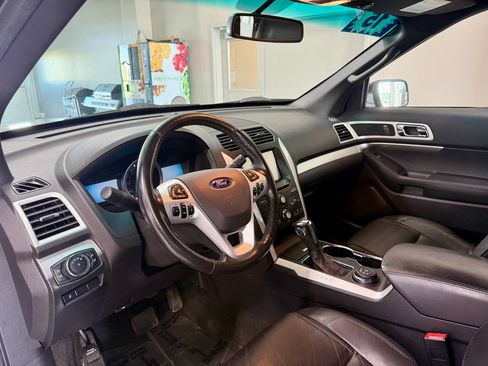 Used 2015 Ford Explorer XLT w/ Equipment Group 202B AWD/4WD image 9