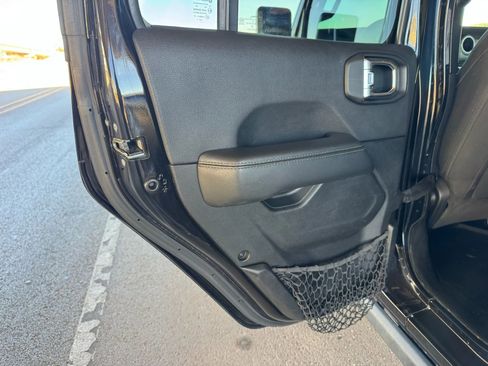 Used 2020 Jeep Wrangler Unlimited Sahara image 12