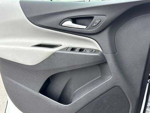 Used 2023 Chevrolet Equinox LS FWD image 3