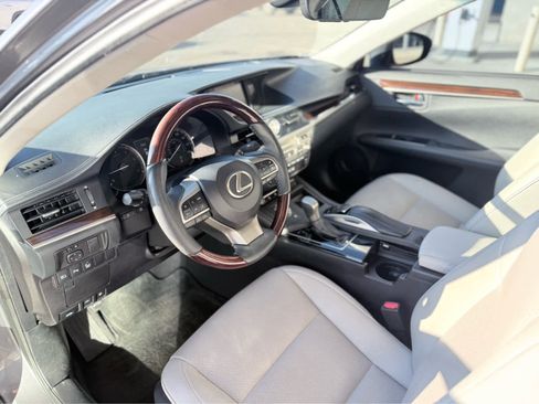 Used 2016 Lexus ES 350 w/ Navigation System Package image 10