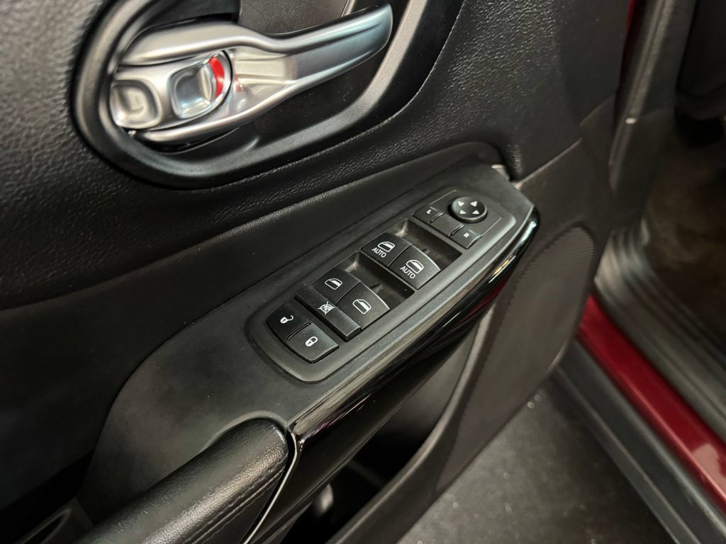 Used 2021 Jeep Cherokee Latitude Plus FWD image 14