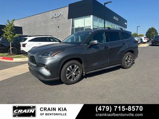 Used 2021 Toyota Highlander XLE FWD video 1