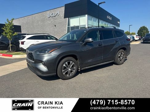 Used 2021 Toyota Highlander XLE FWD image 1