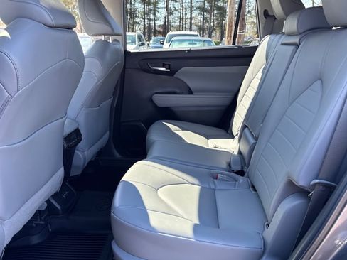 Used 2022 Toyota Highlander XLE image 10