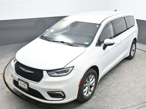 Used 2023 Chrysler Pacifica Touring-L image 29