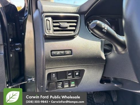 Used 2018 Nissan Rogue SV AWD/4WD image 14