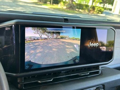 Certified 2025 Jeep Gladiator Sport AWD/4WD image 23