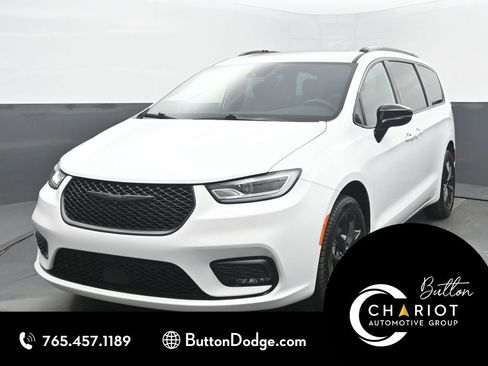 Used 2023 Chrysler Pacifica Limited w/ Uconnect Theater Family Group image 1