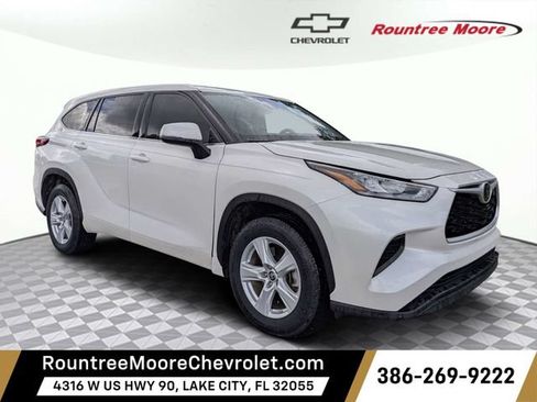 Used 2020 Toyota Highlander L FWD image 1