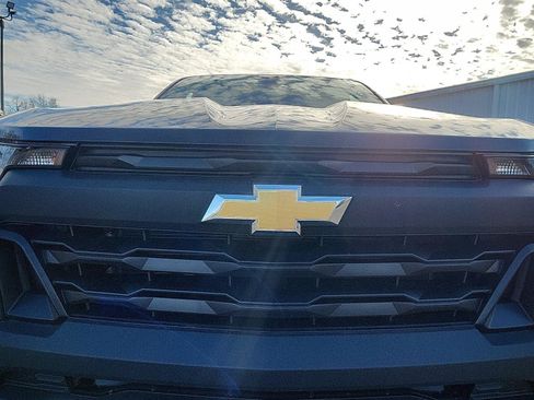 Used 2024 Chevrolet Colorado W/T image 11