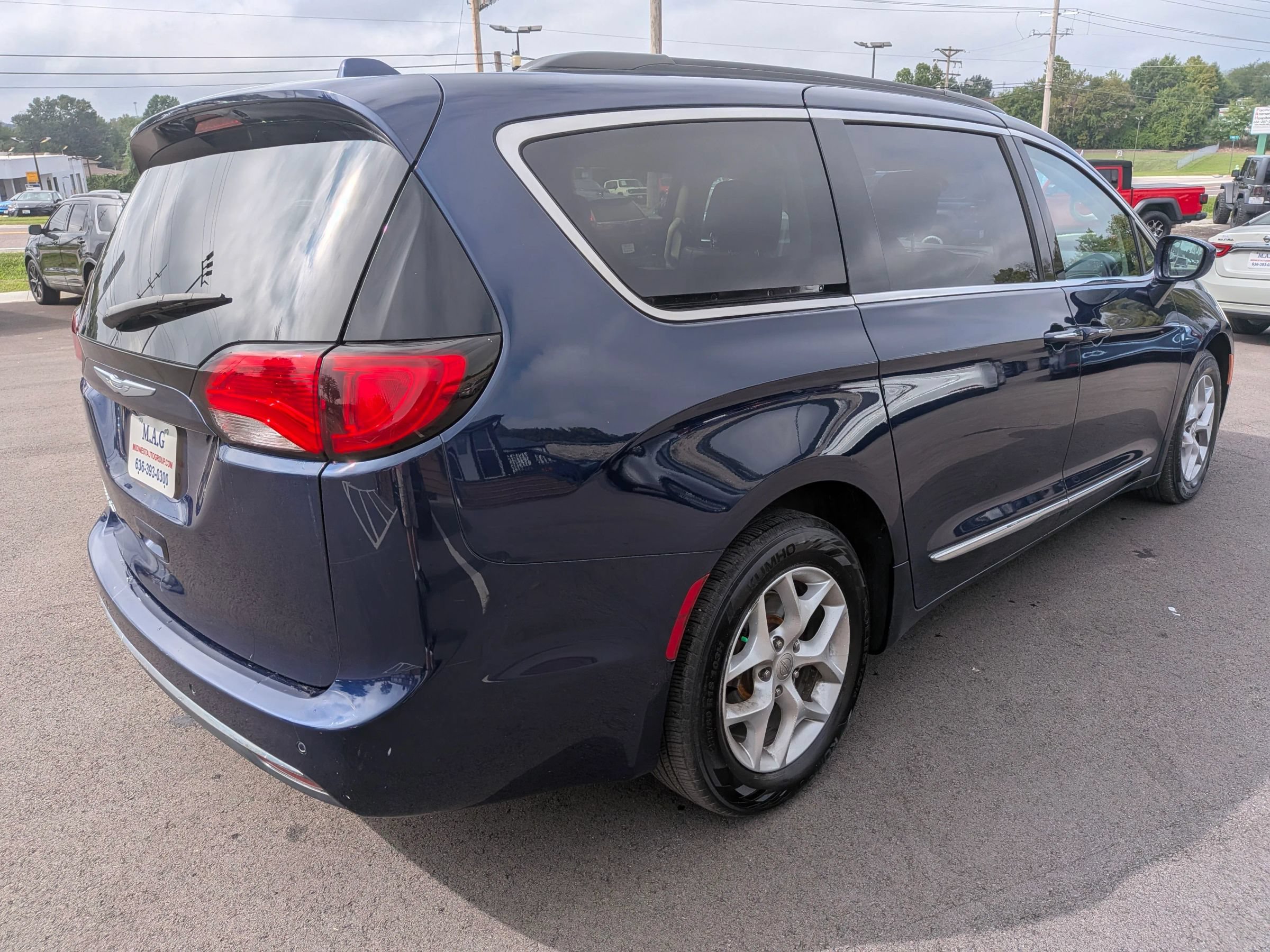 Used 2017 Chrysler Pacifica Touring-L w/ Tire & Wheel Group FWD image 6