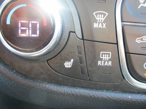 Used 2018 Chevrolet Equinox LT FWD image 22