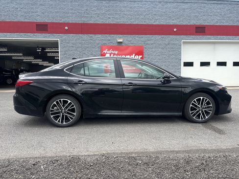 Used 2025 Toyota Camry XLE w/ Premium Plus Package FWD image 2