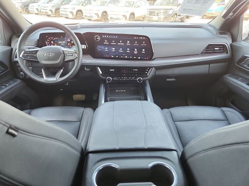 Used 2025 Chevrolet Suburban Z71 image 11