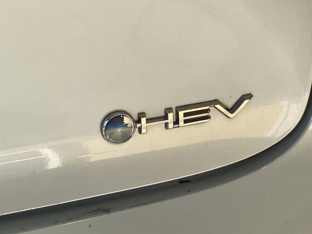 Used 2024 Toyota Prius LE AWD/4WD image 11