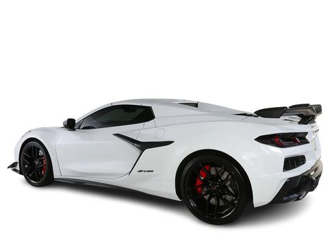 Used 2025 Chevrolet Corvette Z06 RWD image 8