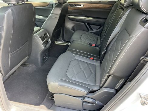 Used 2024 Volkswagen Atlas SE image 17