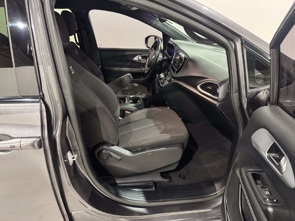 Used 2020 Chrysler Pacifica Touring w/ S Appearance Package FWD image 22