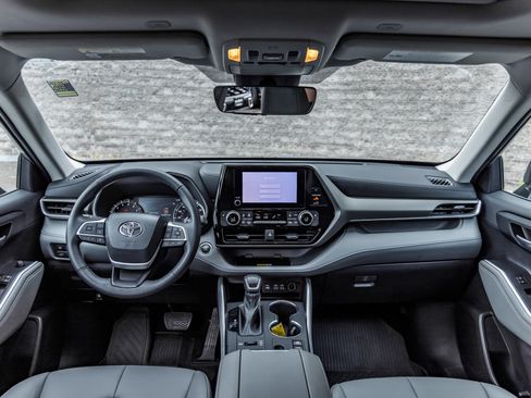 Used 2023 Toyota Highlander XLE image 25