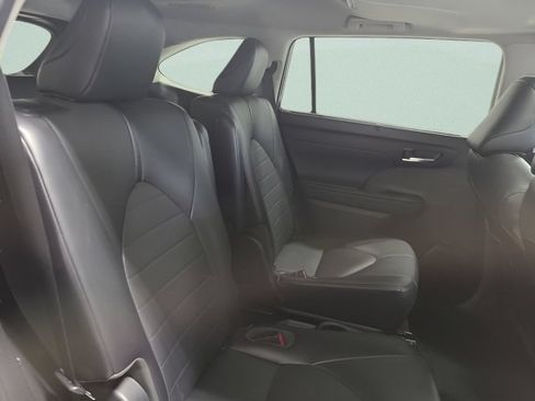 Used 2021 Toyota Highlander XLE AWD/4WD image 16