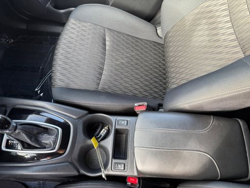 Used 2019 Nissan Rogue SV image 14