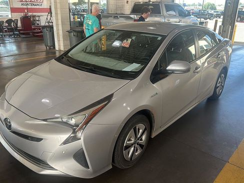 Used 2018 Toyota Prius Two image 6