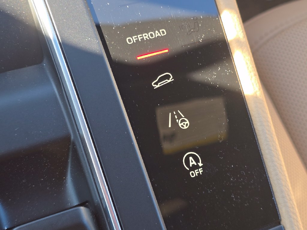 Certified 2026 Porsche Macan AWD/4WD image 35
