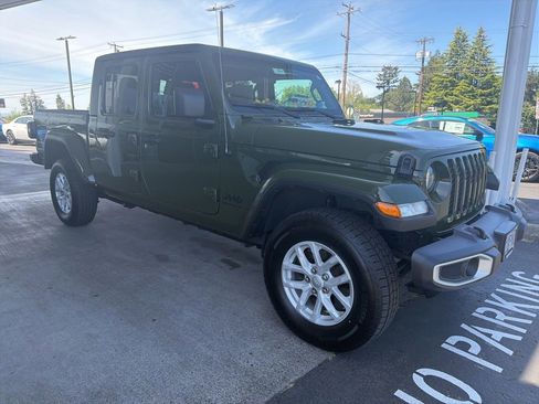 Used 2023 Jeep Gladiator Sport AWD/4WD image 3