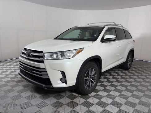 Used 2019 Toyota Highlander XLE AWD/4WD image 3
