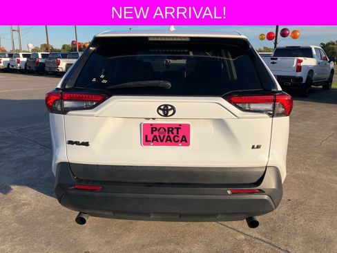 Used 2022 Toyota RAV4 LE image 6