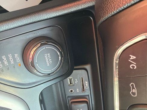 Used 2014 Jeep Cherokee Latitude w/ Cold Weather Group AWD/4WD image 20