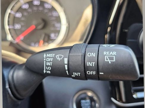 Used 2022 Toyota Highlander L AWD/4WD image 19