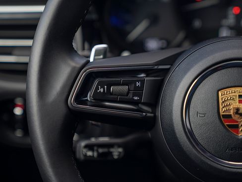 Certified 2025 Porsche Macan image 7