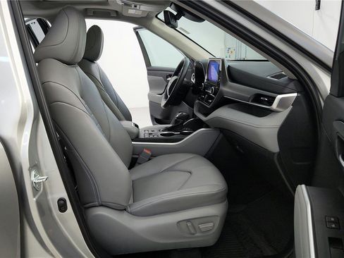 Certified 2024 Toyota Highlander XLE image 29