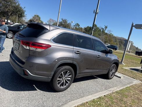 Used 2017 Toyota Highlander XLE image 3