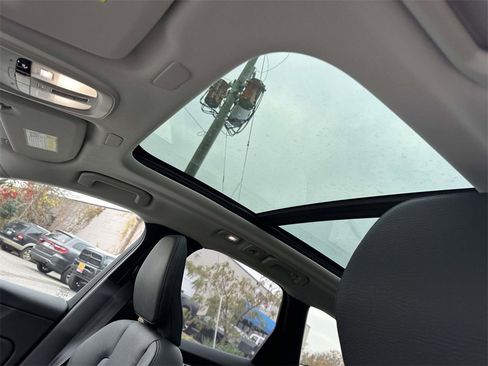 Used 2023 Volvo XC60 B5 Plus image 19