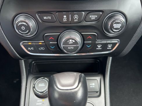 Used 2022 Jeep Cherokee Latitude Lux image 18