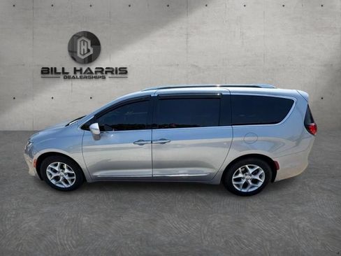 Used 2018 Chrysler Pacifica Touring-L w/ Tire & Wheel Group FWD image 3