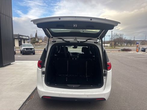 Used 2024 Chrysler Pacifica Select image 8