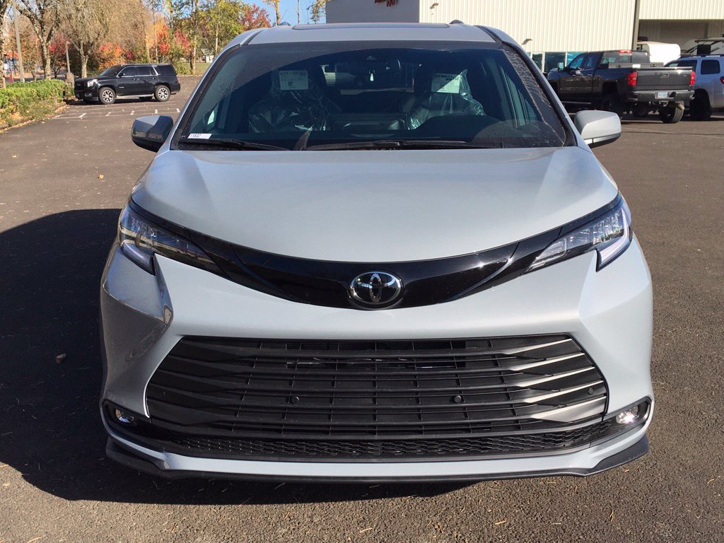 New 2026 Toyota Sienna XLE Woodland Edition AWD/4WD image 8