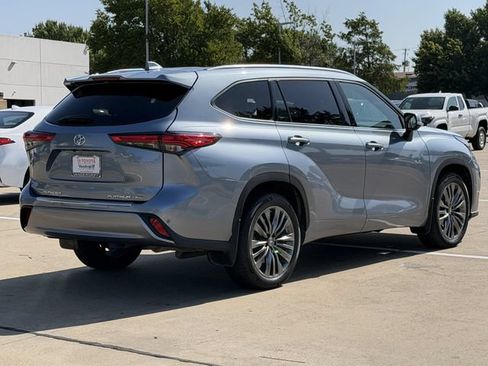 Used 2022 Toyota Highlander Platinum AWD/4WD image 4