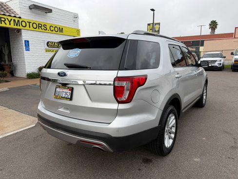 Used 2017 Ford Explorer XLT w/ Equipment Group 202A image 3