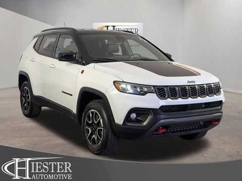 Used 2025 Jeep Compass Trailhawk w/ Trailer Tow Group AWD/4WD image 1