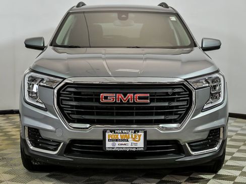 Used 2024 GMC Terrain SLE w/ Driver Convenience Package FWD image 4