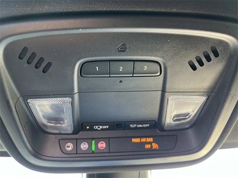 Used 2022 Chevrolet Traverse LT image 37